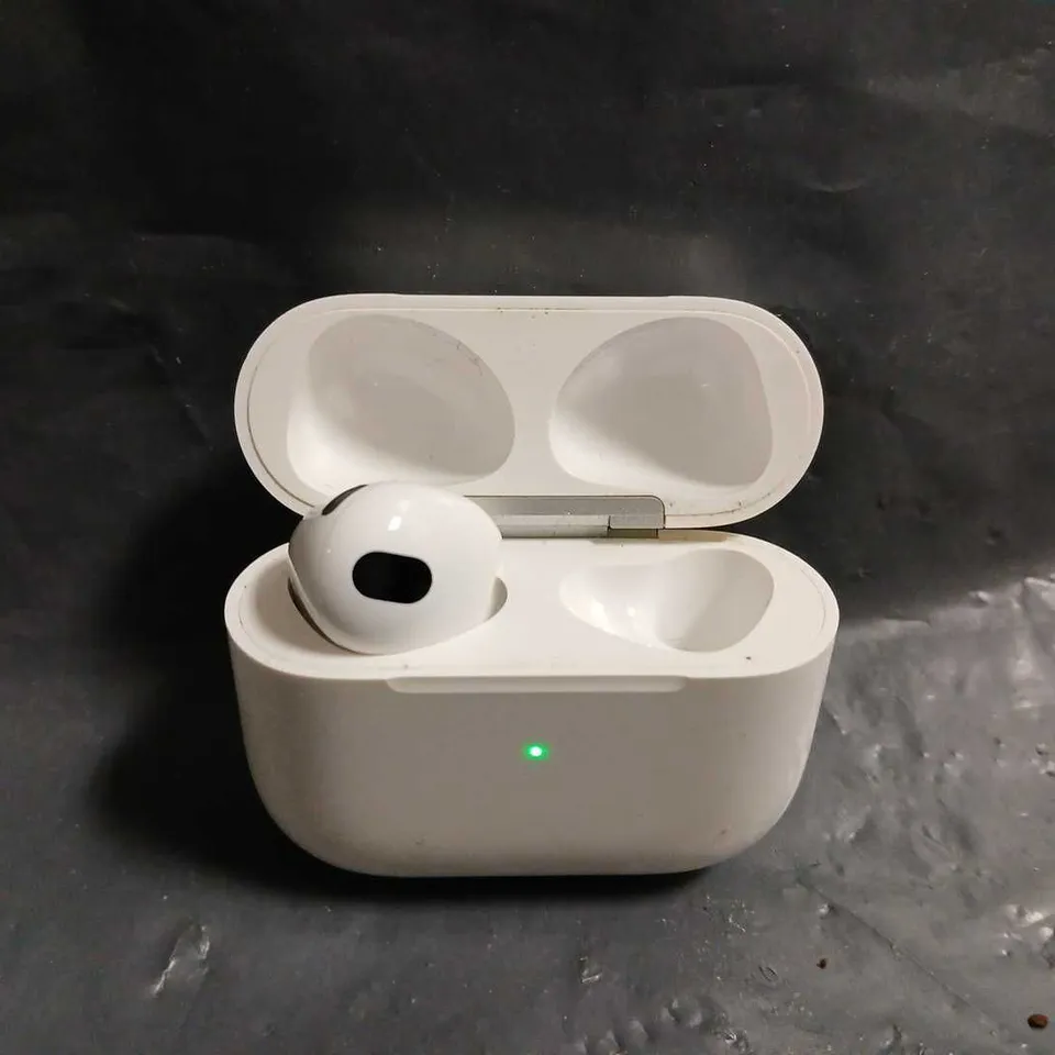 APPLE AIRPODS - A2566