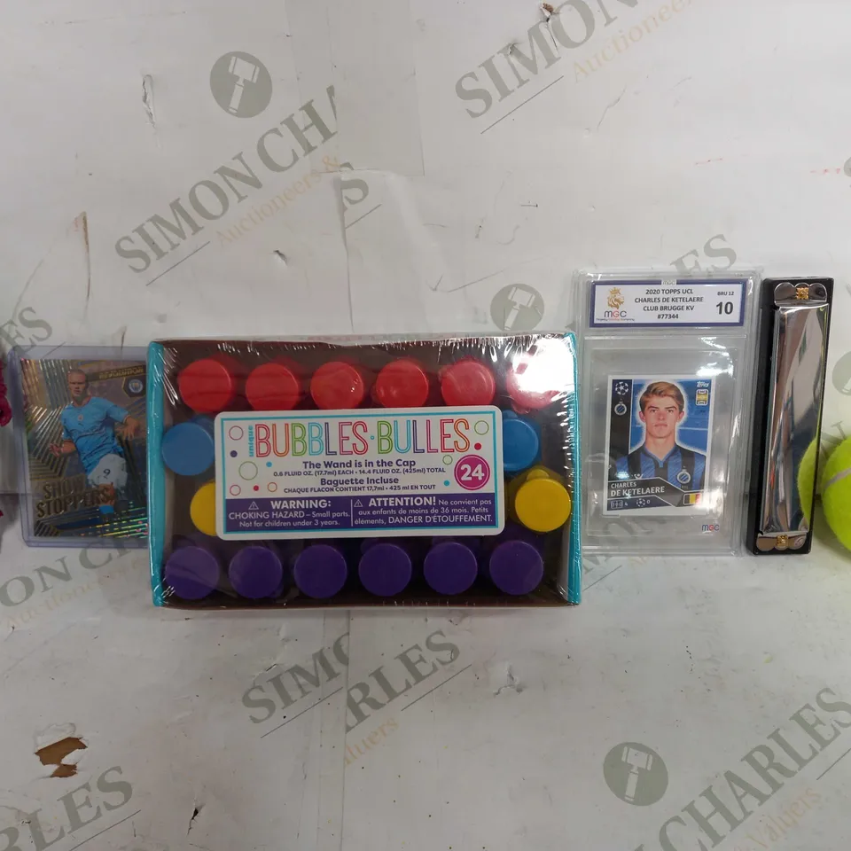 BOX OF APPROX 25 ASSORTED TOYS TO INCLUDE - GREEN GOBLIN MODEL - BUBBLES BULLES PACK OF 24 - MGC 2020 TOPPS UCL CHARLES DE KETLAERA CLUB BRUGGE KV #77344 GRADE 10 ECT