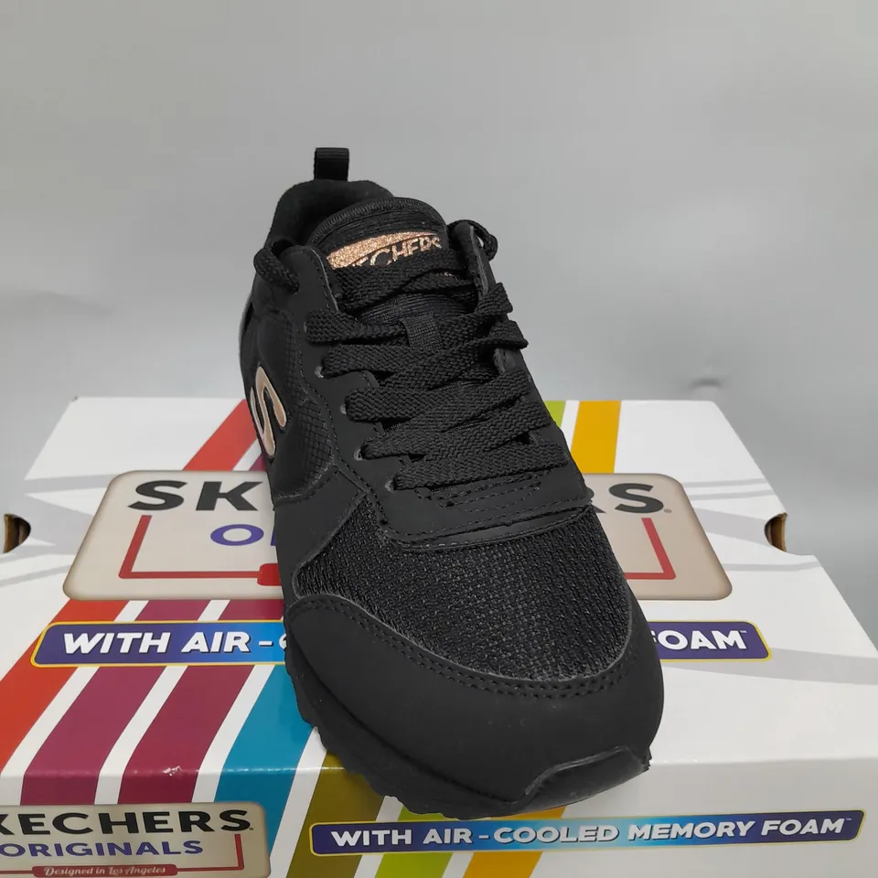 BOXED PAIR OF SKECHERS TRAINERS BLACK SIZE 3