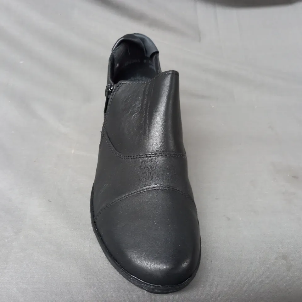 BOXED PAIR OF RIEKER SHOE BOOTS IN BLACK SIZE 6.5