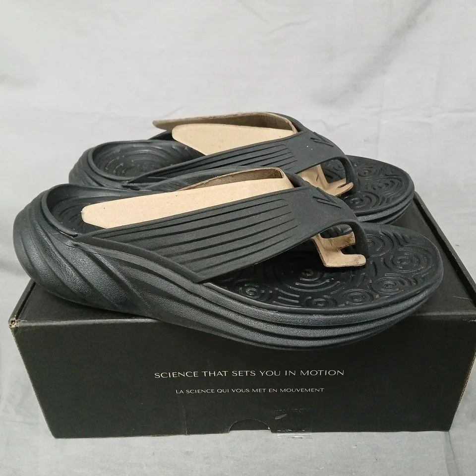 BOXED VIONIC MONSTER TIDE RX SLIPPERS IN BLACK - SIZE 5