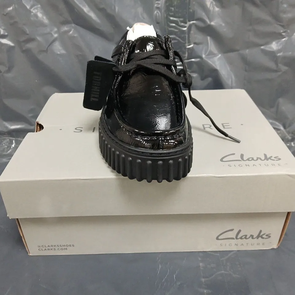 BOXED PAIR OF CLARKS TORHILL BEE SHOES IN BLACK SIZE UK 5.5