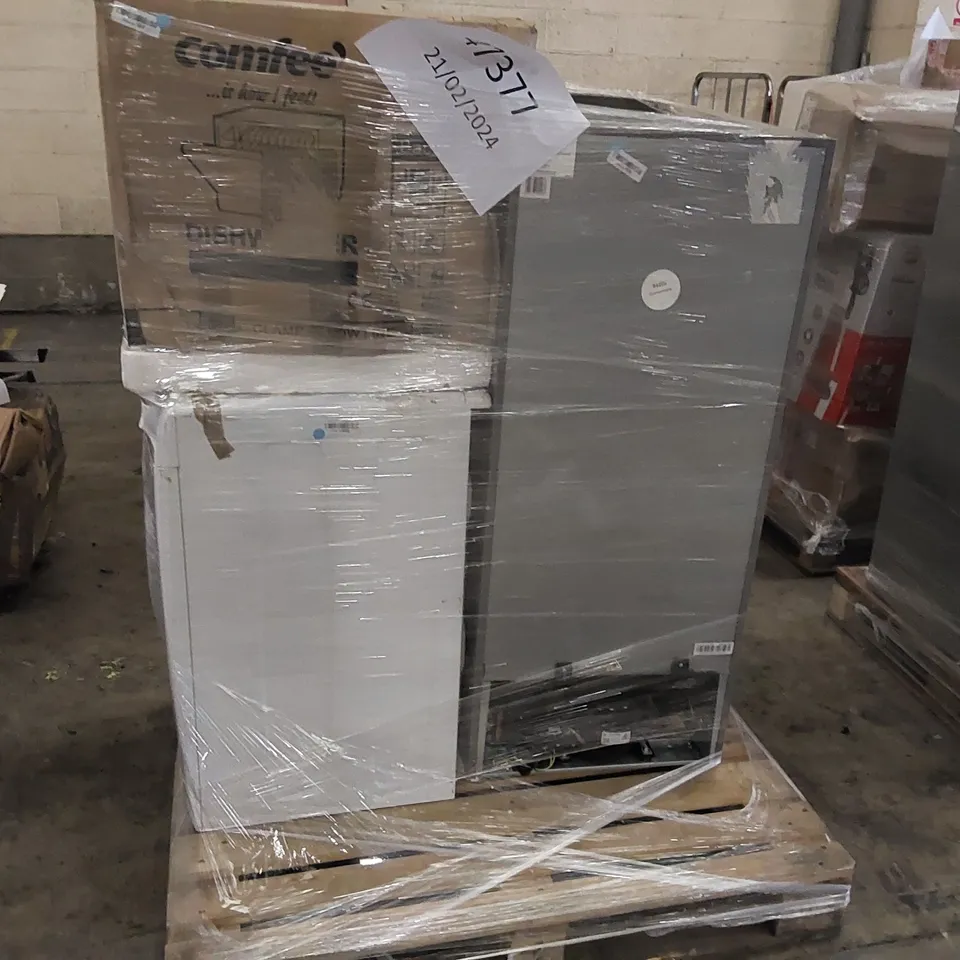 HISENSE RR220D4ADF 52CM FREESTANDING RETRO FRIDGE, CANDY SMART PRO FREESTANDING WASHING MACHINE WHITE AND COMFEE FREESTANDING COMPACT DISHWASHER SILVER - UNPROCESSED RAW RETURNS