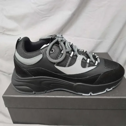 BOXED PAIR OF CLEENS AERO RUNNERS IN STEEL - UK 10