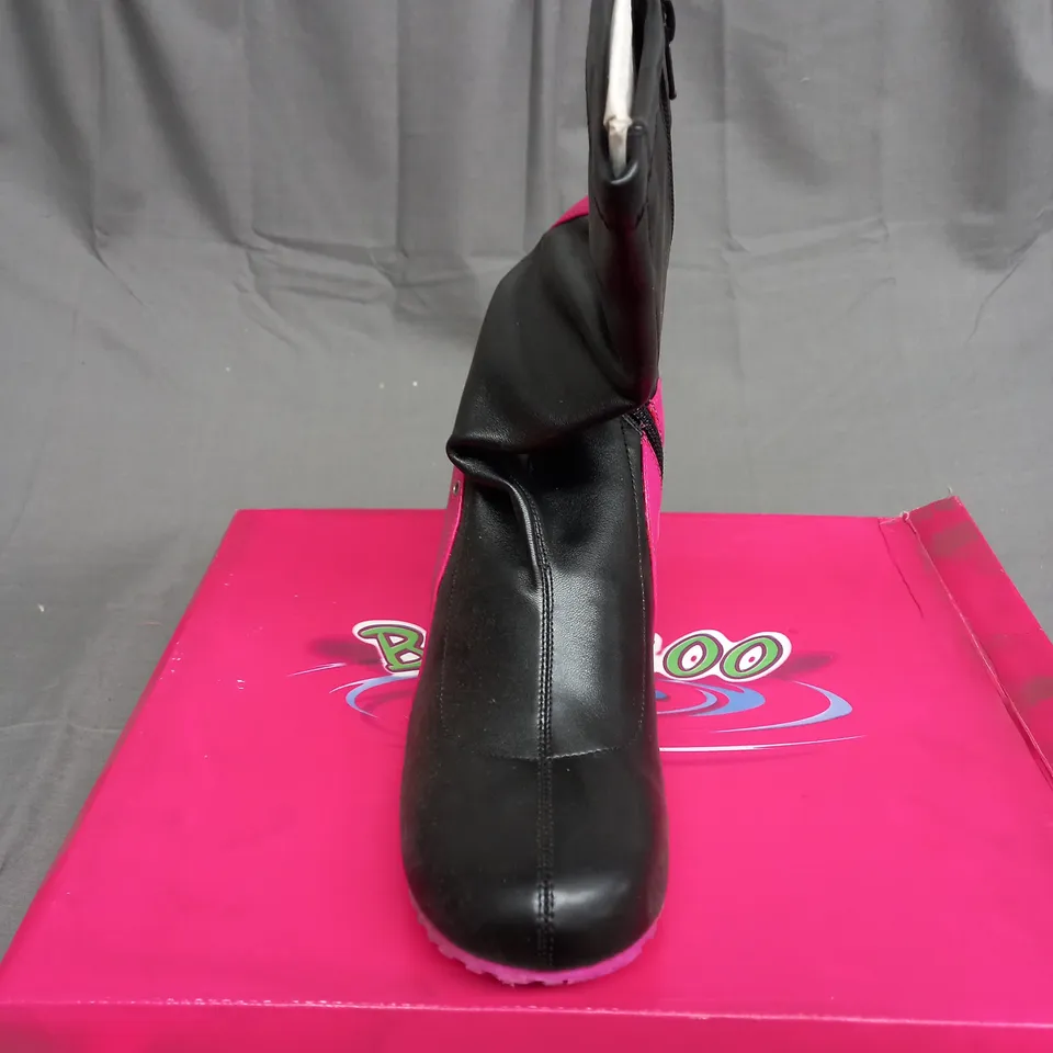 BOXED BAMBOO LEATHER BALLER HIGH HEEL SHOES IN BLACK AND PINK SIZE 9