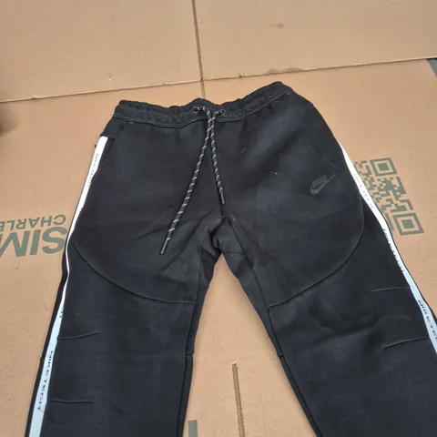 NIKE BLACK JOGGERS – SIZE M