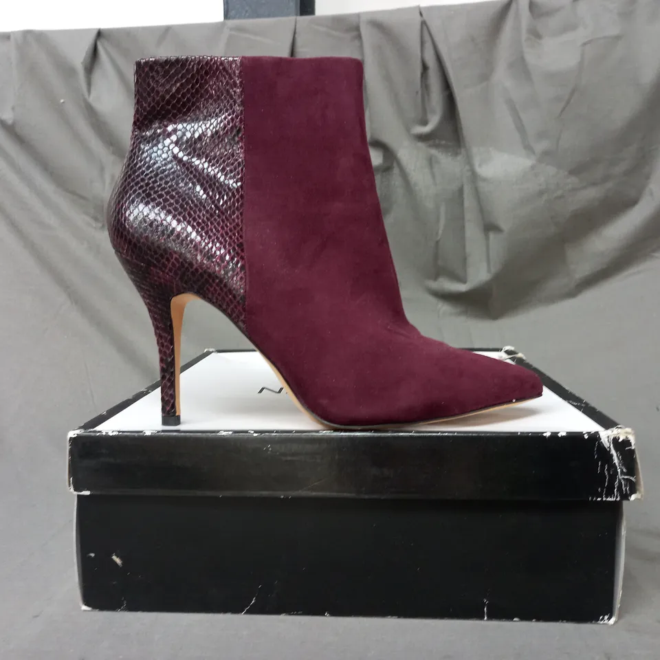 BOXED PAIR OF NINE WEST FLAGSHIP SYNTHETIC ANKLE BOOTS IN WINE SIZE 10