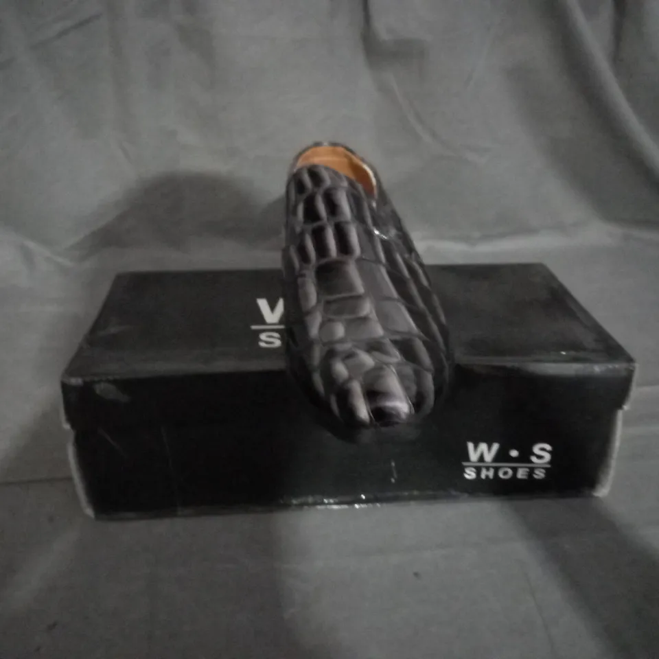 APPROXIMATELY 12 BOXED PAIR OF LOAFERS IN VARIOUS SIZES 