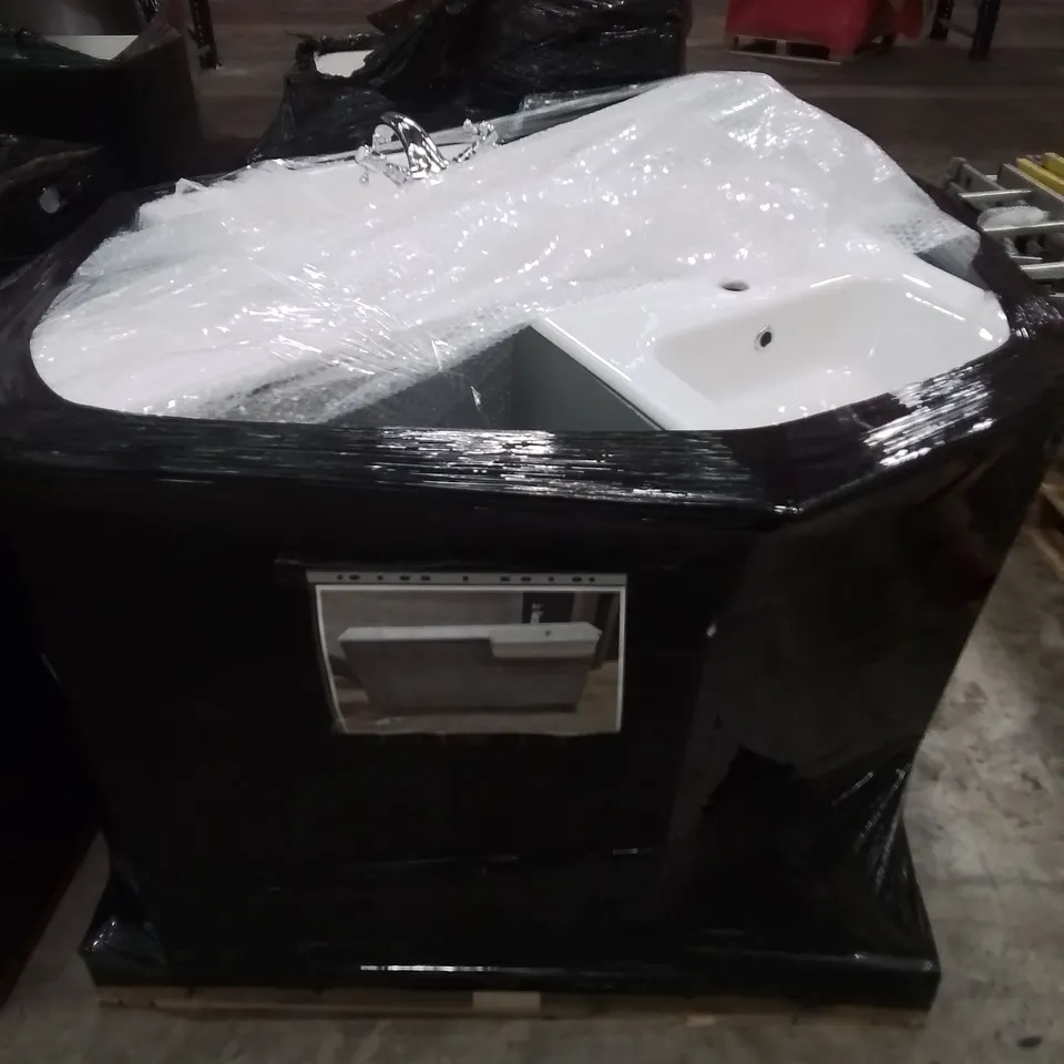 PALLET OF ASSORTED BATHROOM CABINETS AND FITTINGS 