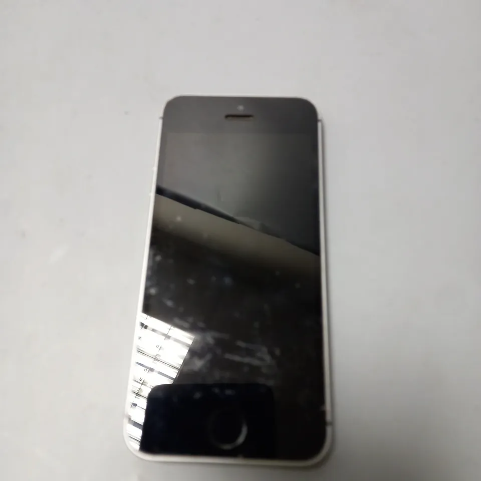 BOXED APPLE IPHONE SE SMARTPHONE 