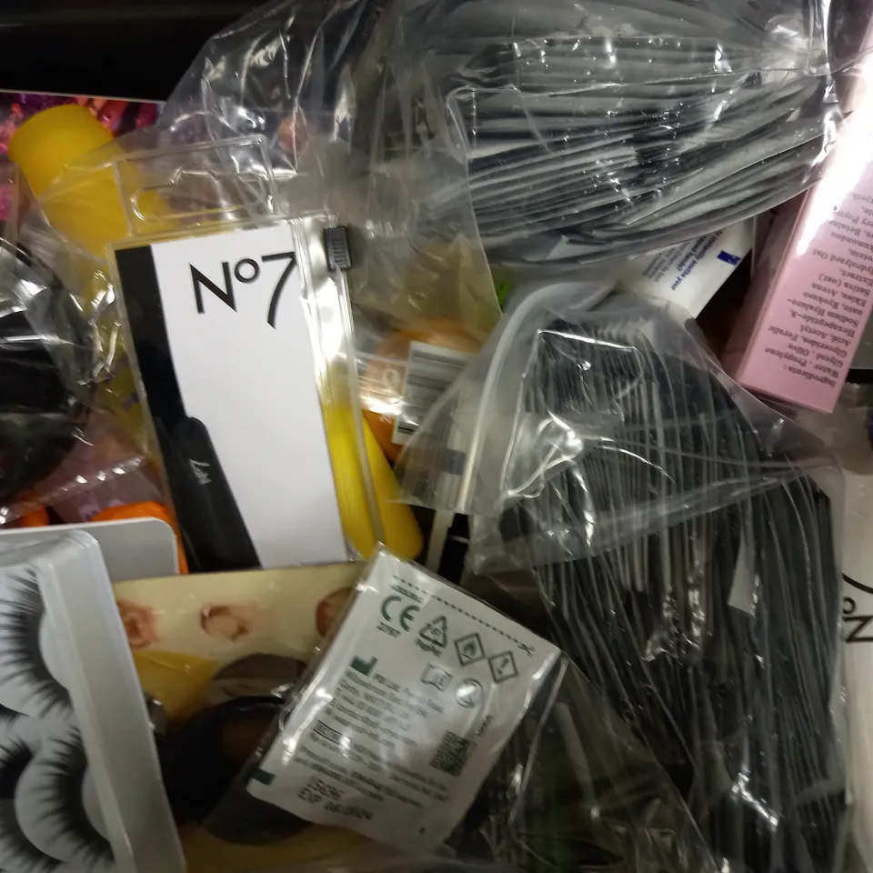 LOT OF APPROXIMATELY 20 ASSORTED HEALTH & BEAUTY ITEMS, TO INCLUDE NO 7 MASCARA, COUGAR, BATH BOMBS, ETC