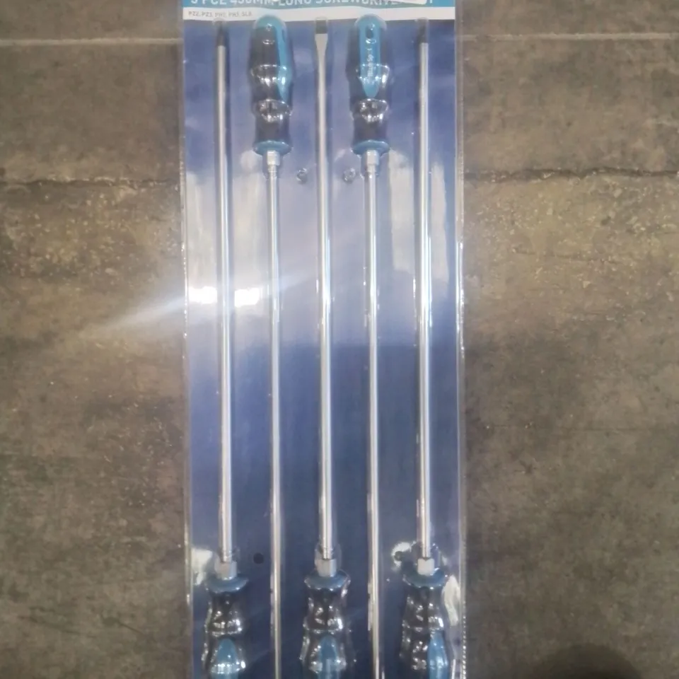 SELECTION OF MECHANICS TOOLS TO INCLUDE BOLT BREAKER BARS, LARGE SCREWDRIVER SET, ETC.