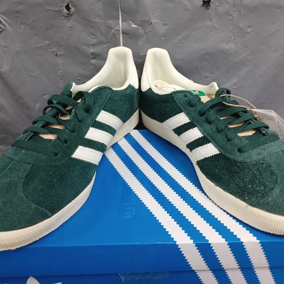 BOXED ADIDAS GAZELLE TRAINERS IN GREEN - UK 7.5