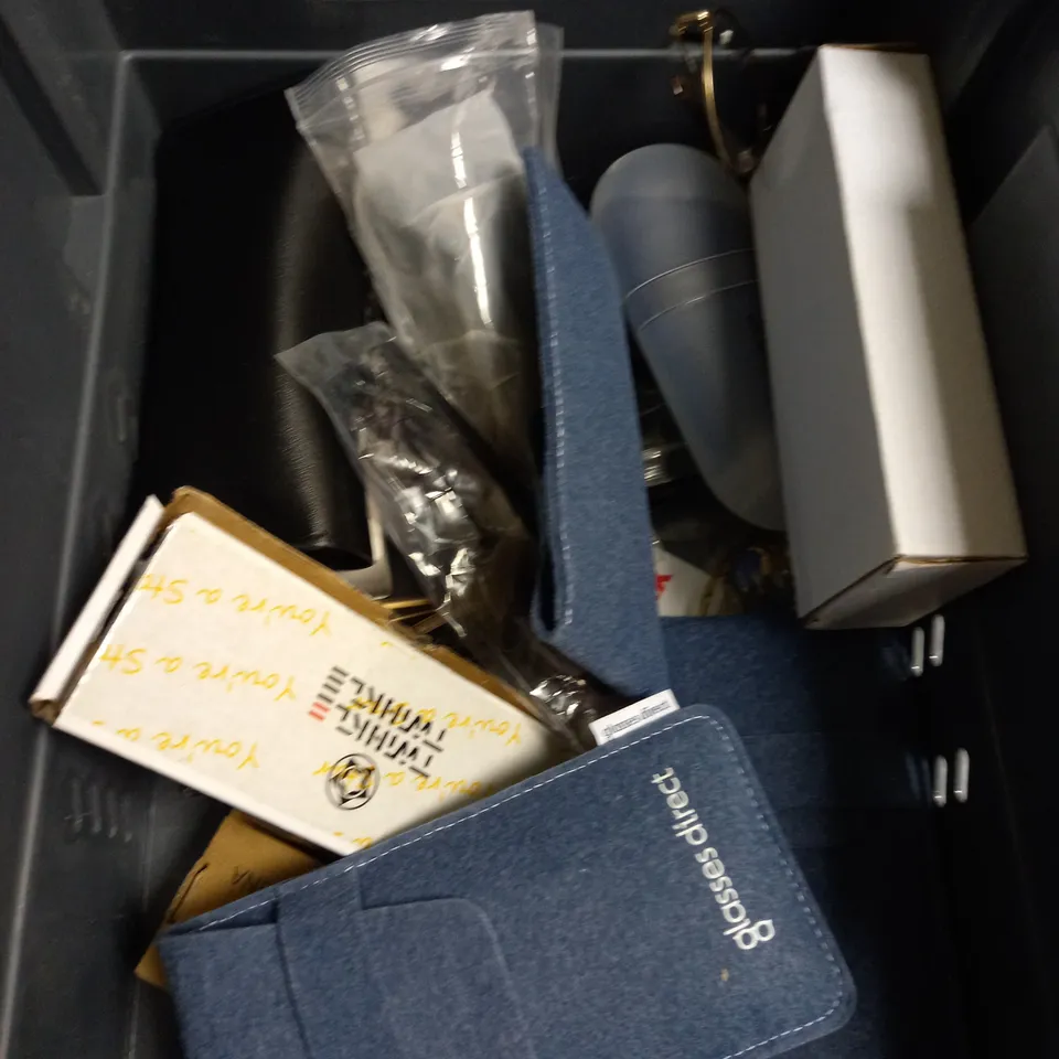 LOT OF APPROXIMATELY 20 PAIRS OF READING GLASSES AND SUNGLASSES