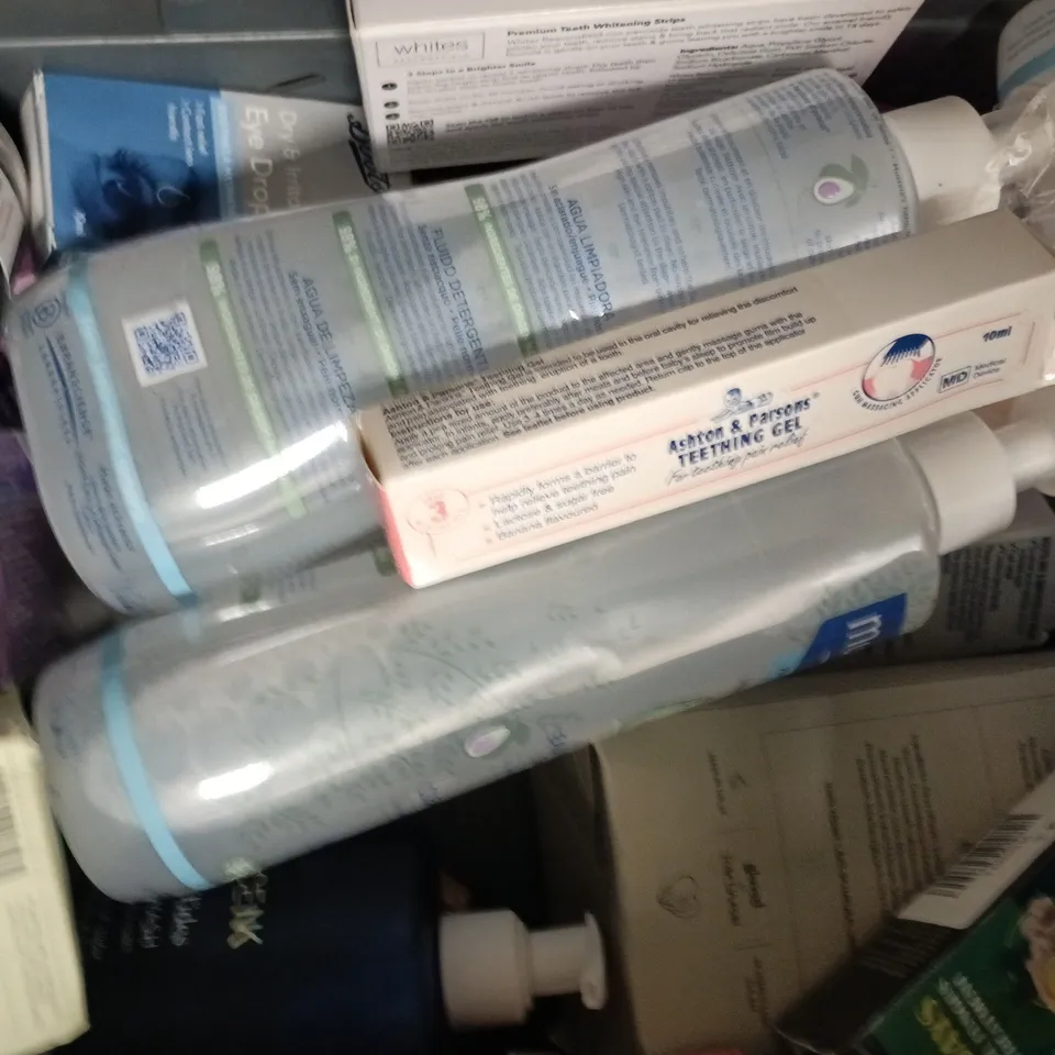 APPROXIMATELY 15 ASSORTED COSMETIC ITEMS TO INCLUDE LYNX, MUSTELA, ETC - COLLECTION ONLY