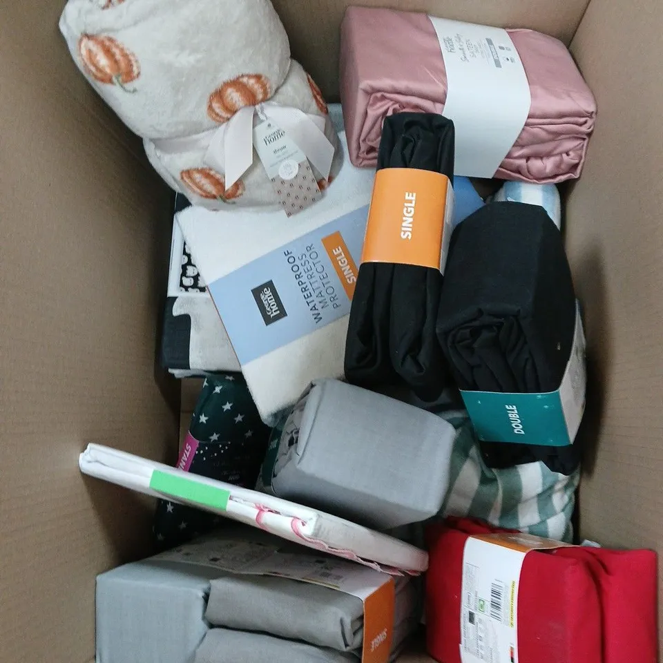 BOX OF APPROXIMATELY 10 ASSORTED BEDDING & SOFT FABRICS ITEMS TO INCLUDE - STITCH SINGLE DUVET SET - SATEEN FITTED SHEET - CUSHION - ETC