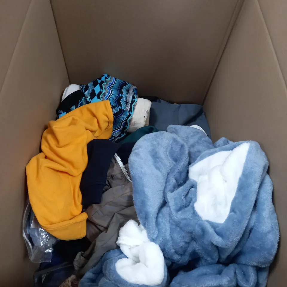 LOT OF CLOTHES APPROXIMATELY 30 ITEMS TO INCLUDE M&S TROUSERS, BABY TU SETS, POLO SHIRTS ETC