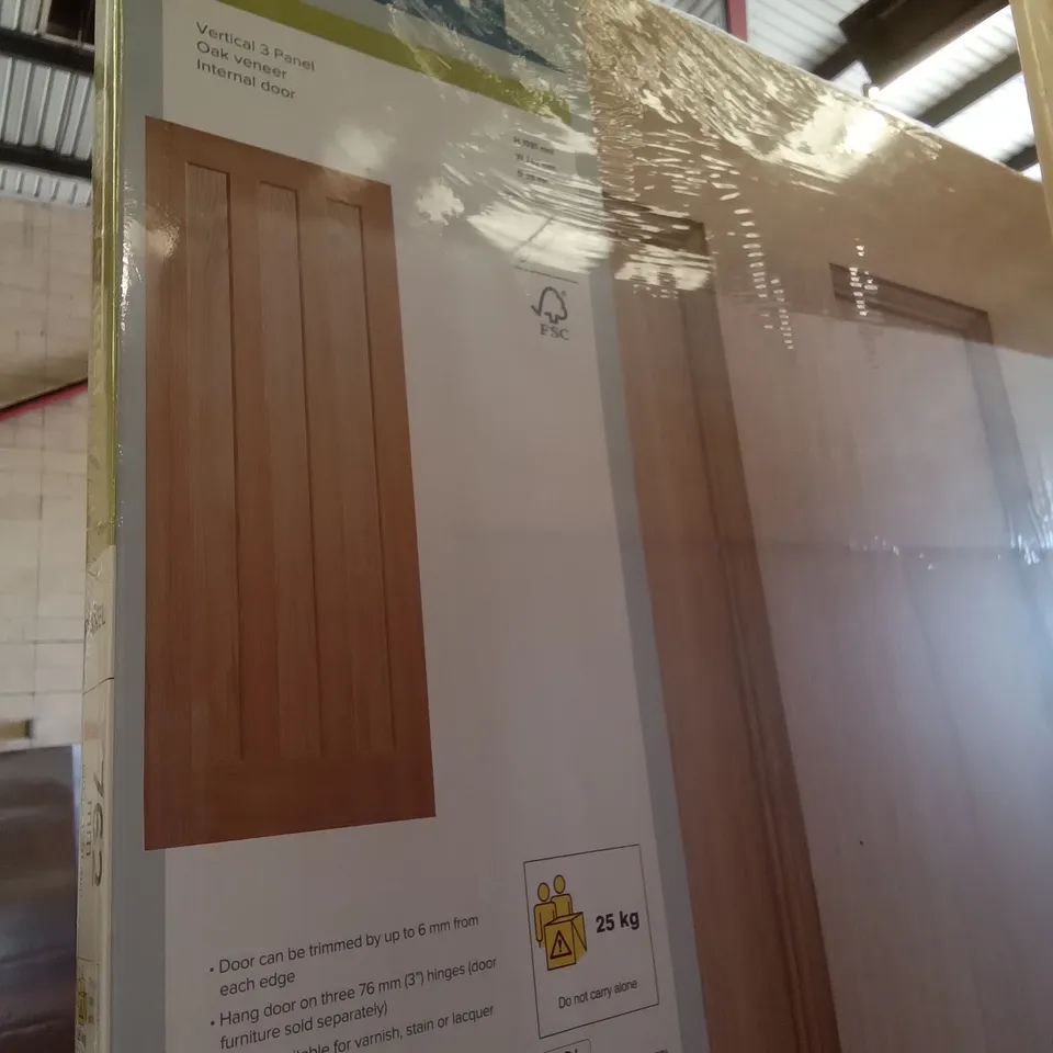 PACKAGED 1981 X 762MM VERTICAL 3 PANNEL OAK VENNER INTERNAL DOOR