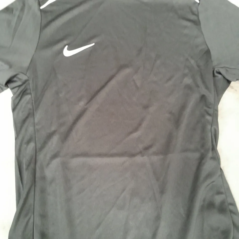 NIKE SHORT SLEEVE TOP IN BLACK/WHITE SIZE SMALL