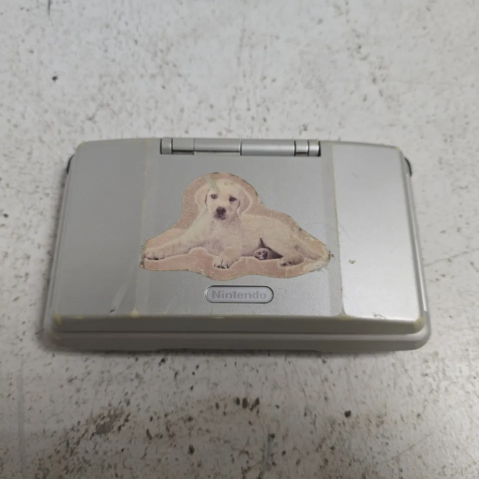 NINTENDO DS HANDHELD GAMES CONSOLE IN SILVER