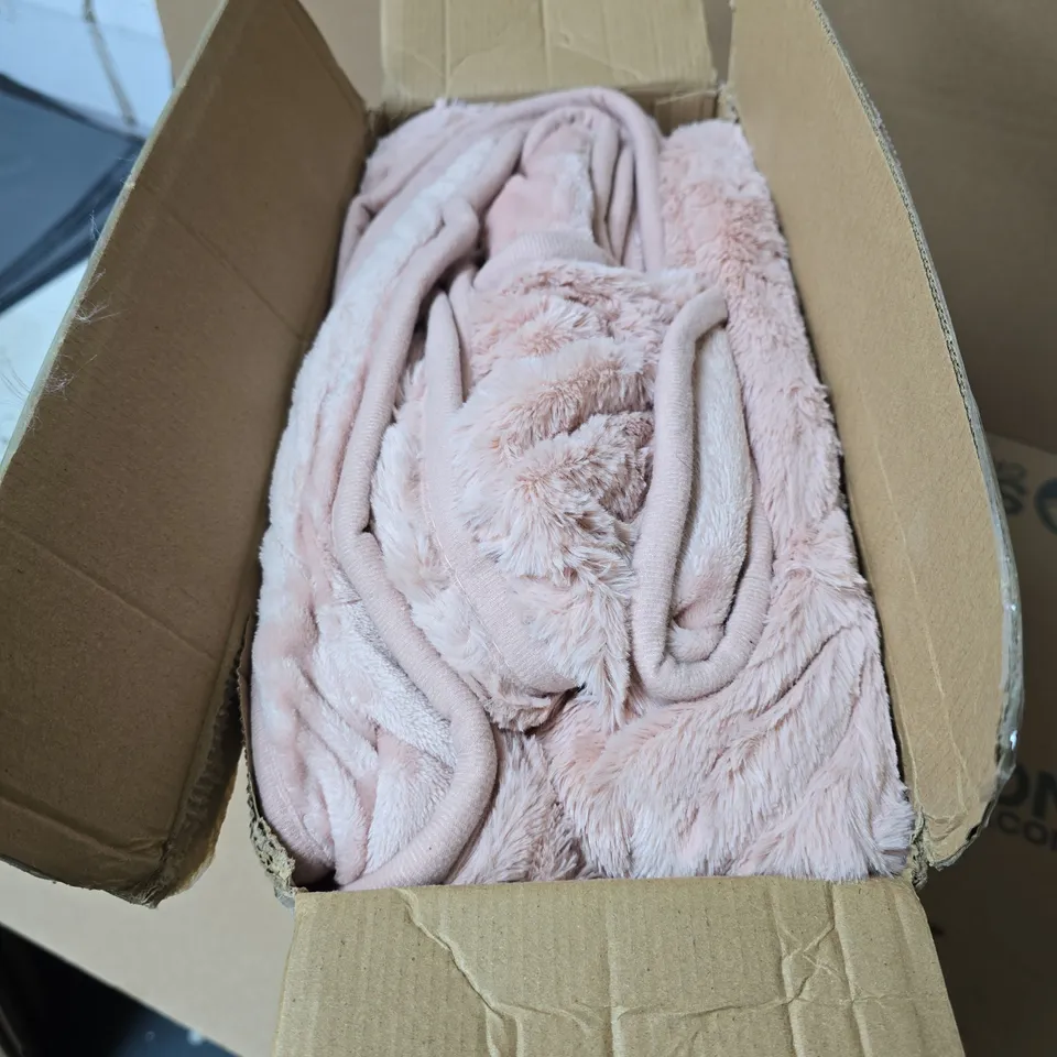 OUTLET COZEE HOME FAMILY SIZED FAUX FUR HEATED THROW PINK BOXED