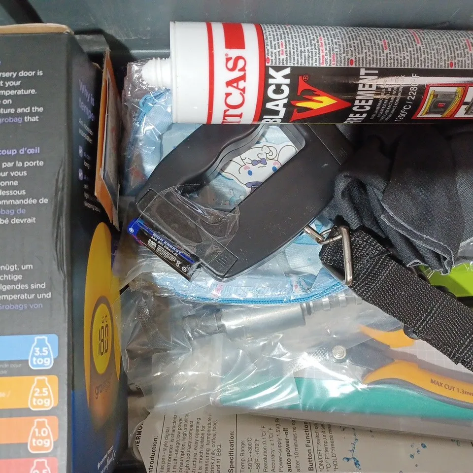 APPROXIMATELY 15 ASSORTED HOUSEHOLD ITEMS TO INCLUDE CASIO CALCULATOR, SOOTHING MICROWAVEABLE WHEAT BAG, ETC