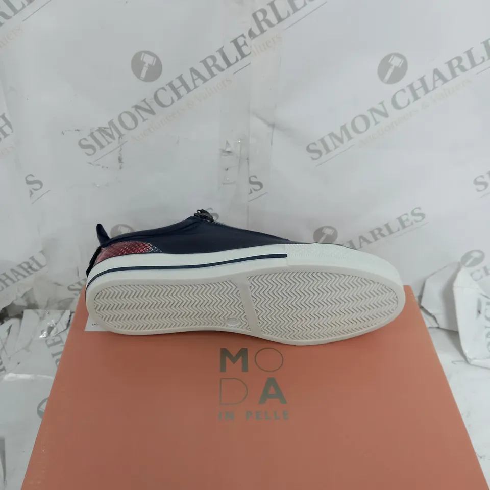 BOXED PAIR OF MODA IN PELLE NAVY "SNAKE" LEATHER TRAINER SIZE 5