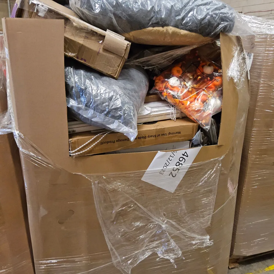 PALLET OF ASSORTED ITEMS TO INCLUDE, BLANKETS, PET BEDS, PORTABKE CART, 7L AIR FRYER, WATER FILTRATION KIT, AUTUMN WREATH.