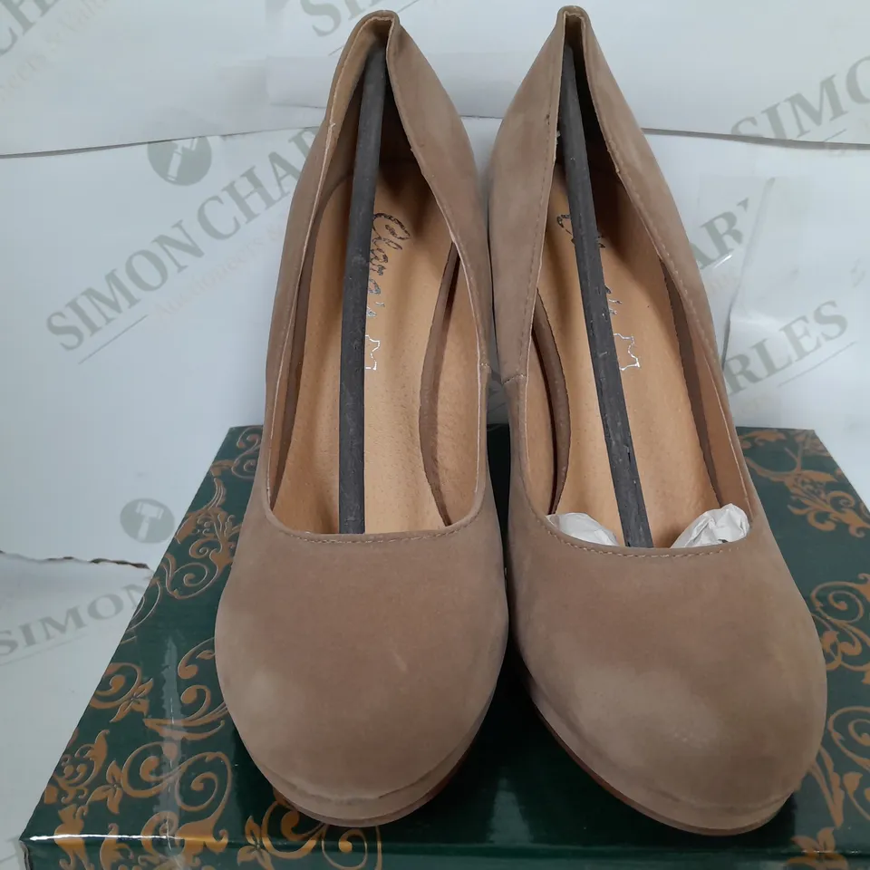 BOXED PAIR OF CLARAS CLOSED TOE THIN BLOCK HEELS IN CAMEL - SIZE 37