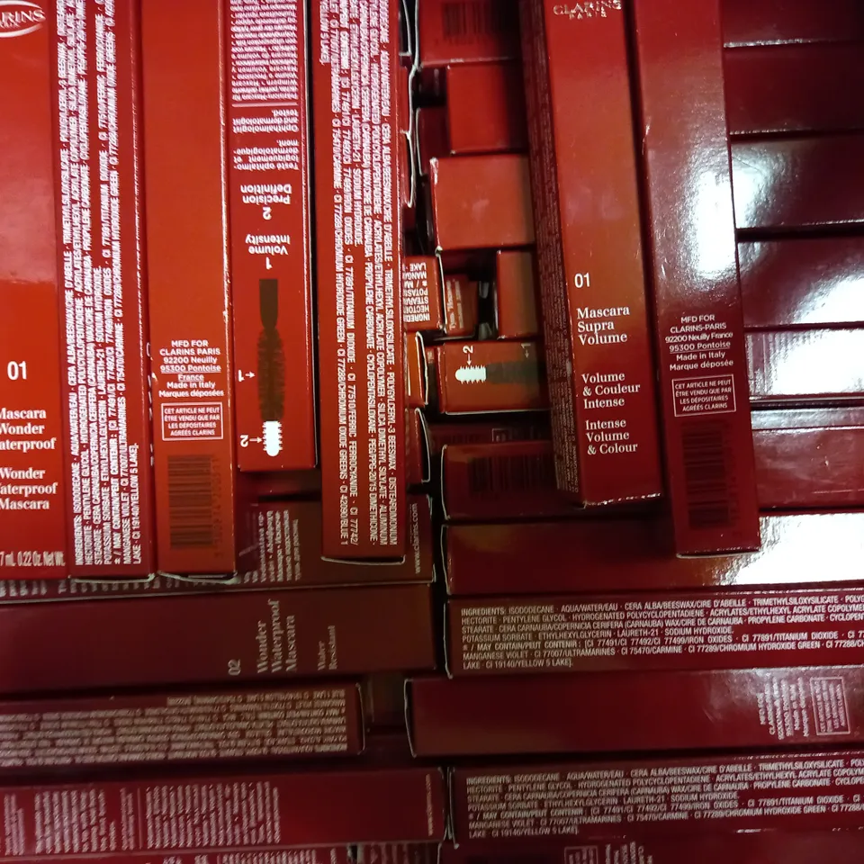 LOT OF APPROXIMATELY 50 CLARINS MASCARA IN ASSORTED COLOURS