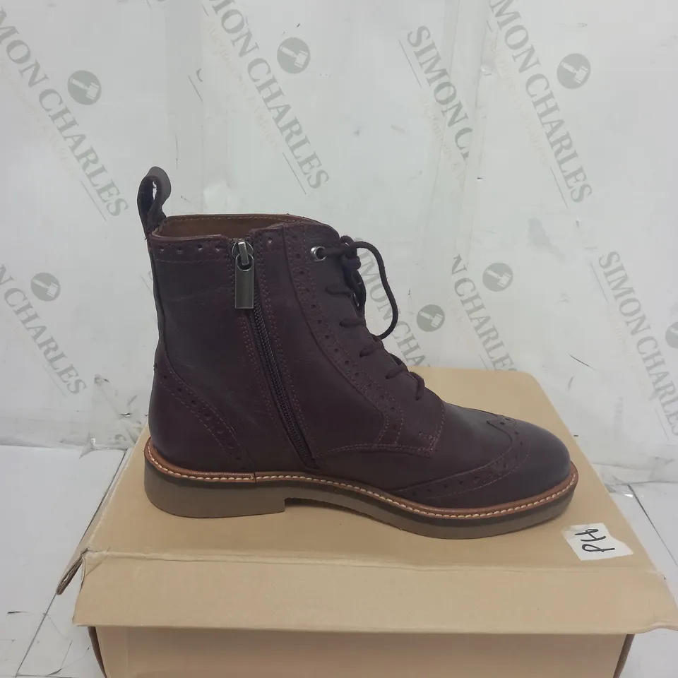 BOXED PAIR OF SEASALT CORNWALL CONWENNA BOOTS SIZE 37