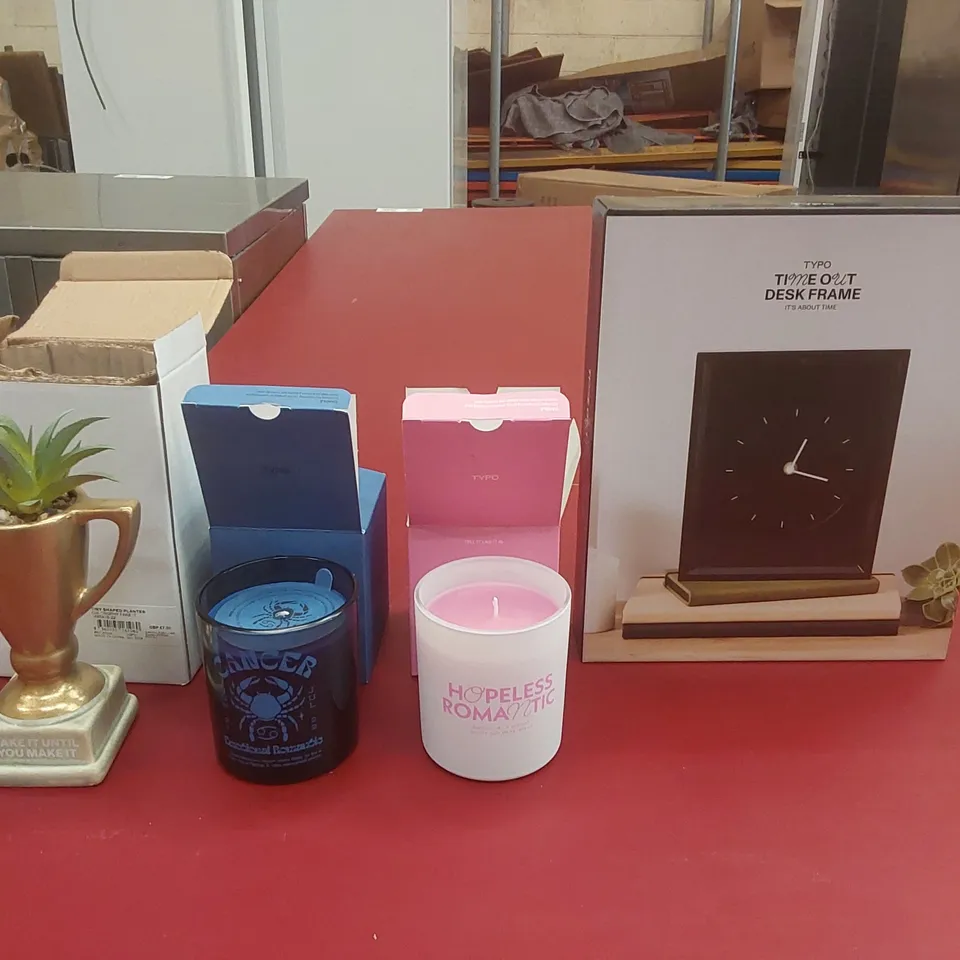 PALLET CONTAINING A VERY LARGE QUANTITY OF BRAND NEW ASSORTED ITEMS INCLUDING: TROPHY PLANTER ORNAMENTS, SCENTED CANDLES, TYPO DESK CLOCKS