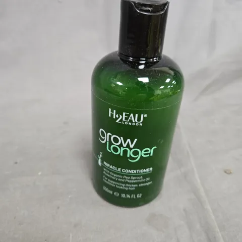 BOX OF APPROXIMATELY 10 ASSORTED ITEMS TO INCLUDE:MIRICALE CONDITIONER AND BLUE DOORMAT