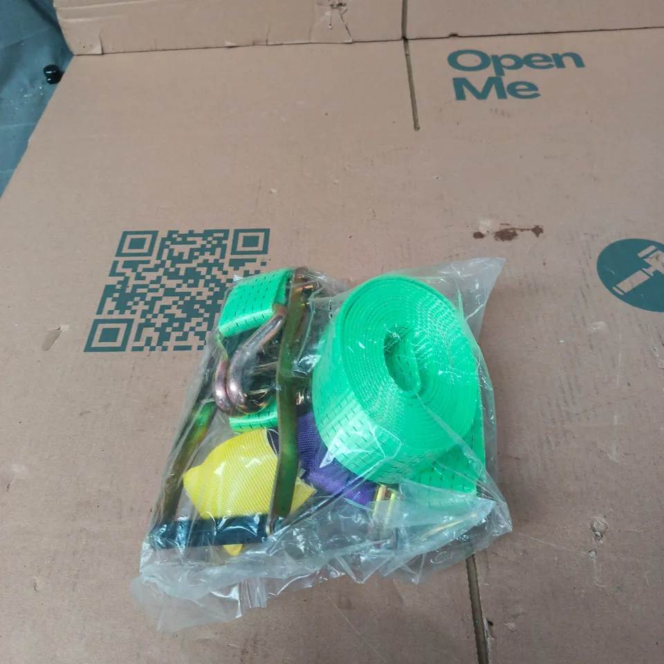 BOX OF APPROXIMATELY 15 ASSORTED AUTO PARTS TO INCLUDE: RACHET STRAPS