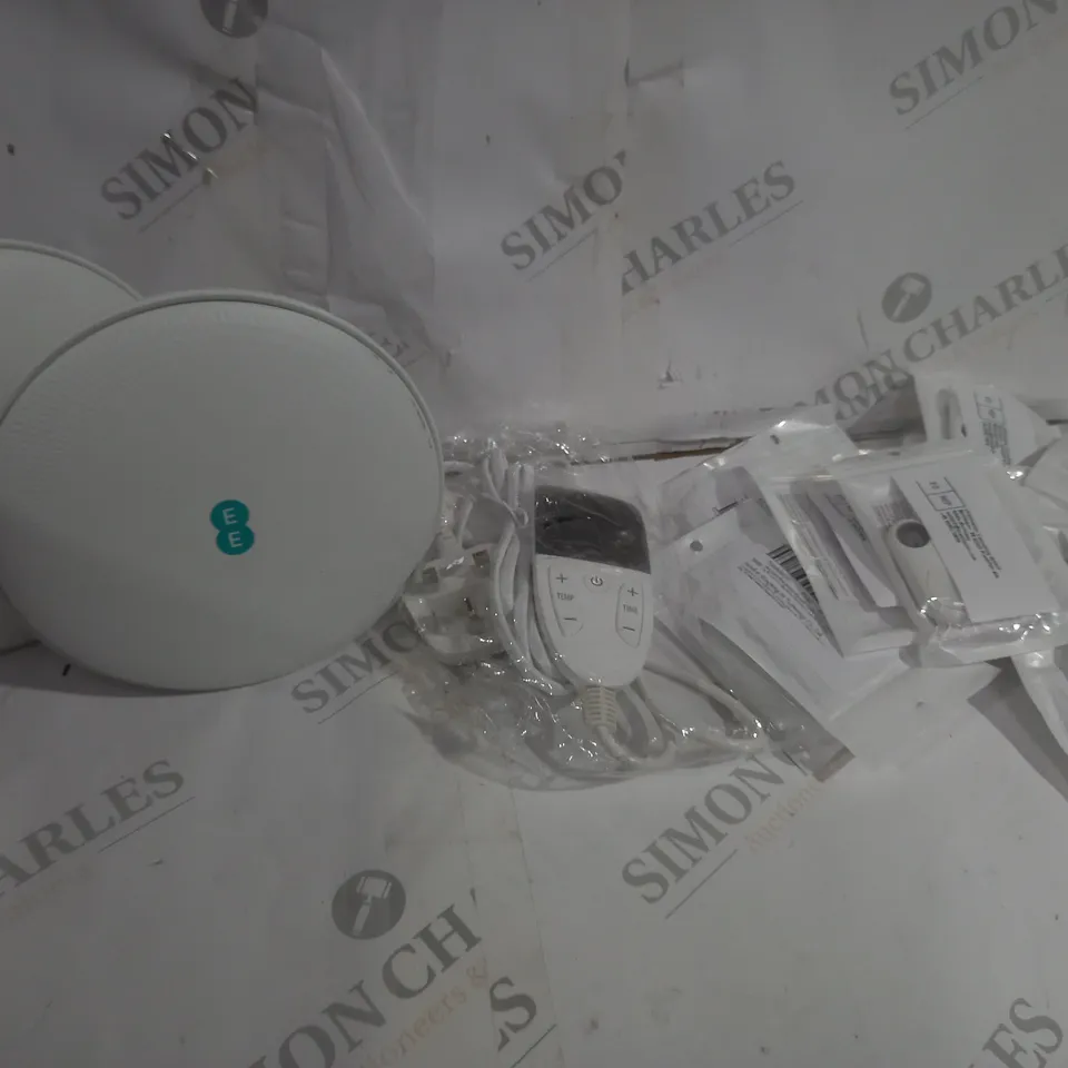 APPROXIMATELY 20 ASSORTED HOME ITEMS INCLUDING EE WIFI BOX, BLUETOOTH DOG COLLAR TAGS