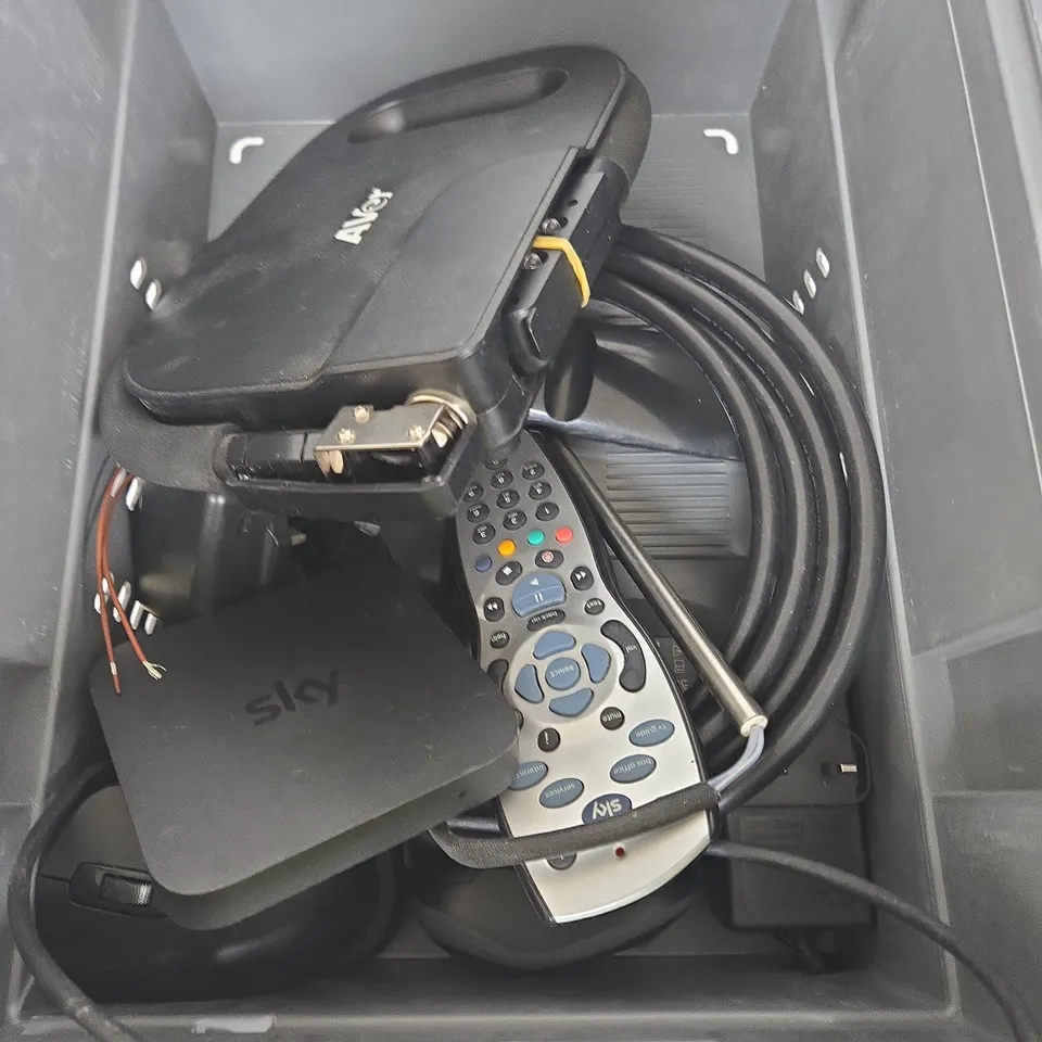 APPROXIMATELY 10 ASSORTED ELECTRICAL PRODUCTS TO INCLUDE HOUSE PHONE, REPLACEMENT REMOTE, MOUSE ETC