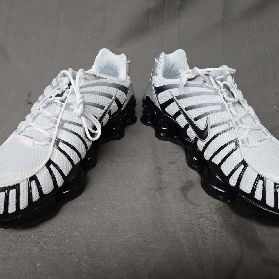 BOXED PAIR OF NIKE SHOX TL SHOES IN WHITE/BLACK/SILVER UK SIZE 10