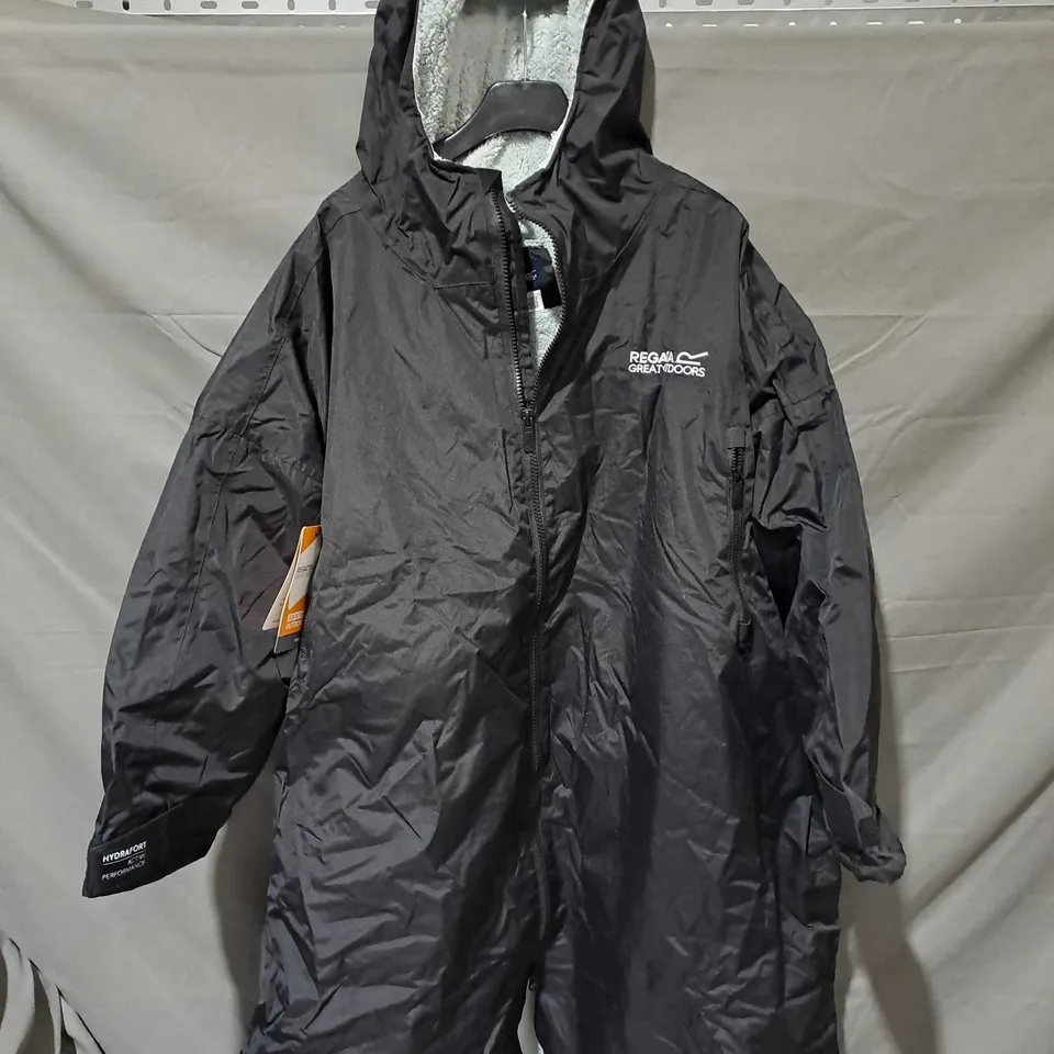 REGATTA ADULT WATERPROOF ROBE IN BLACK - L/XL