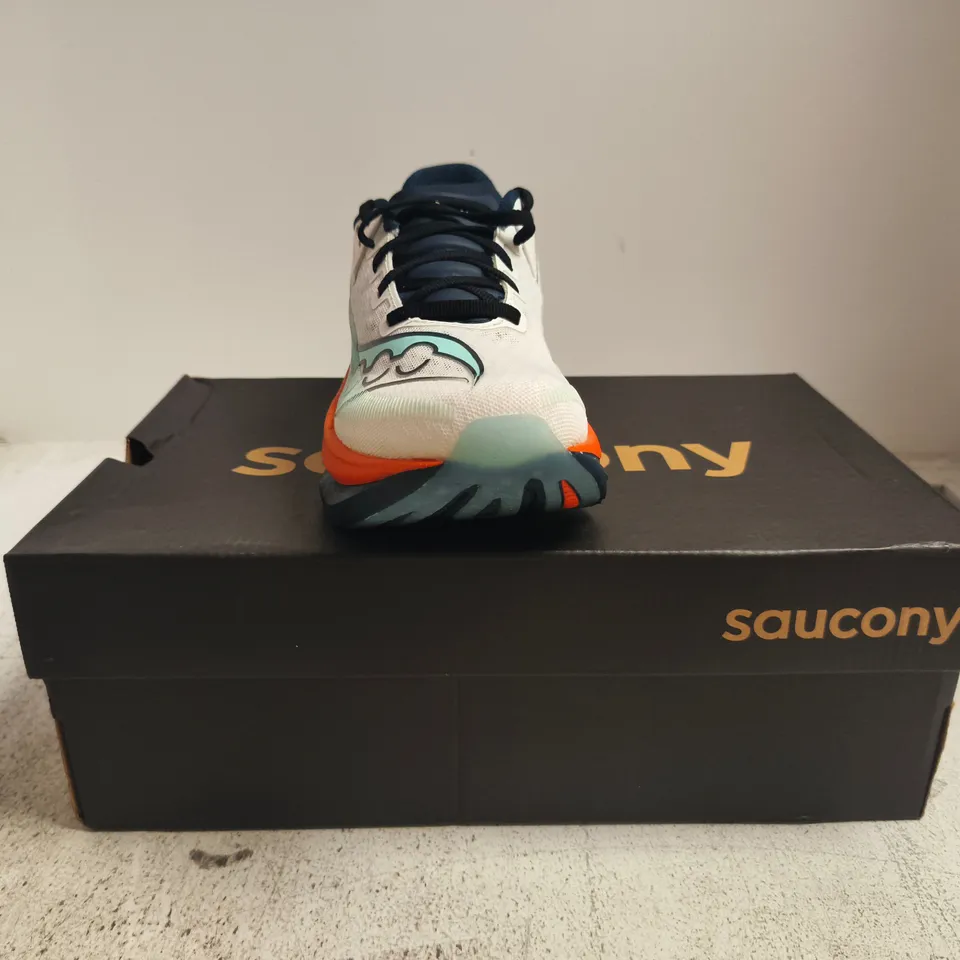 BOXED PAIR OF SAUCONY ENDORPHIN AZURA TRAINERS IN WHITE/NAVY SIZE UK 5.5