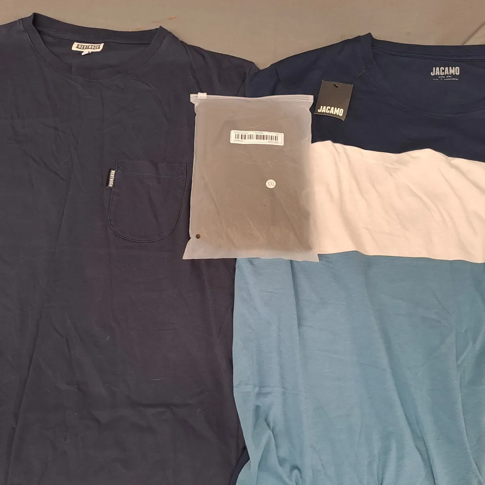 BOX OF APPROXIMATELY 20 ASSORTED CLOTHING AND FASHION ITEMS IN VARIOUS STYLES AND SIZES TO INCLUDE HEBTROCO, JACAMO, ETC