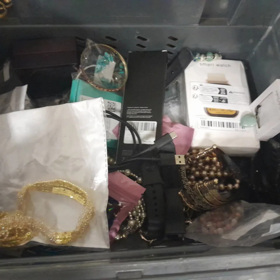 LOT OF ASSORTED JEWELLERY AND WATCH ITEMS TO INCLUDE SMART WATCHES, ACCESSORISE EARRINGS AND COCONUT LANE WATCH STRAP