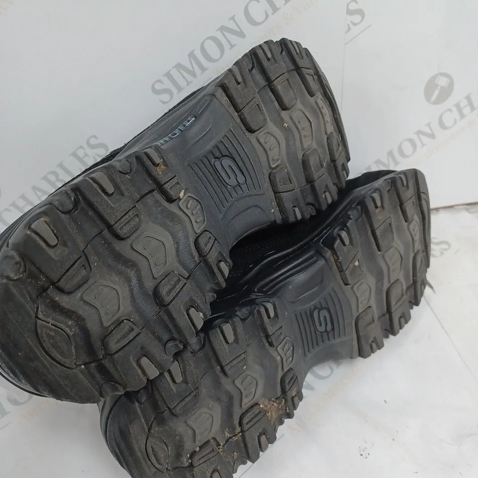 BOXED SKETCHERS D LITES LACE TRAINER IN BLACK SIZE 5