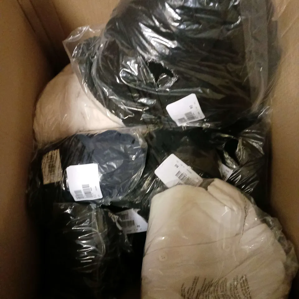 APPROXIMATELY 15 LADIES CLOTHING ITEMS TO INCLUDE JEANS AND LOUNGEWEAR