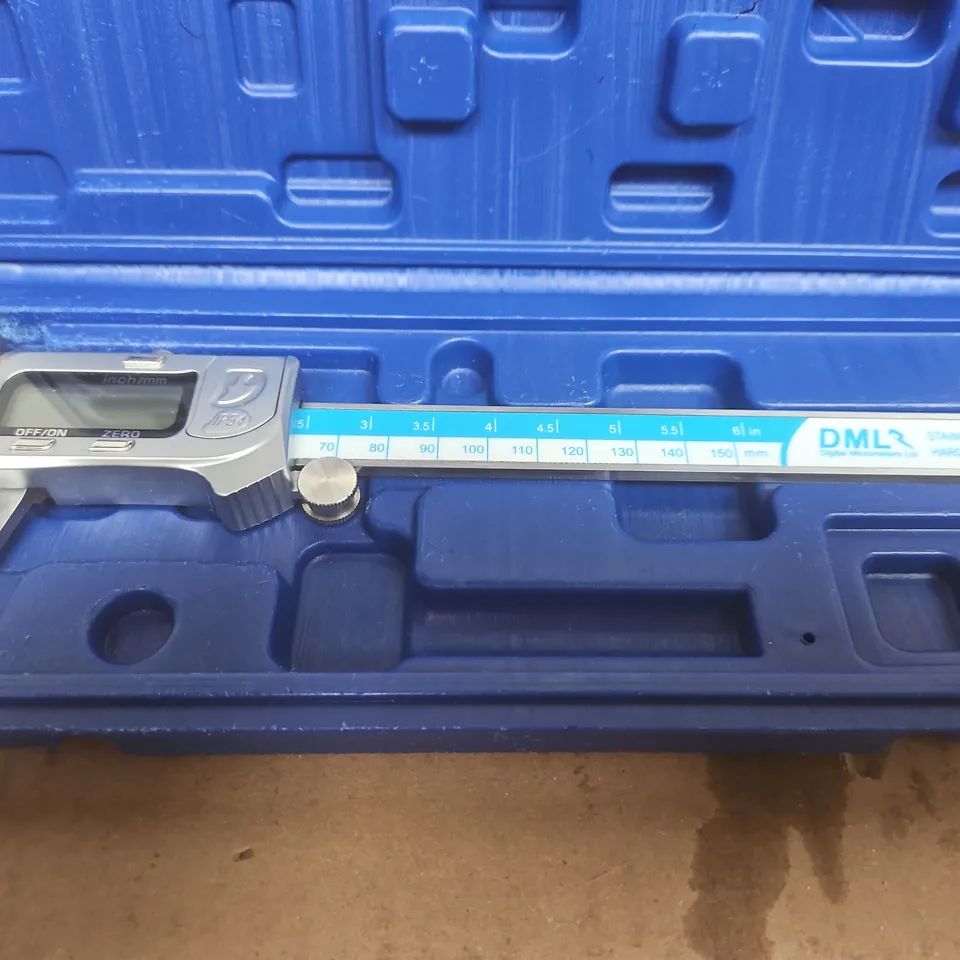 DIGITAL CALIPER WITH CASE