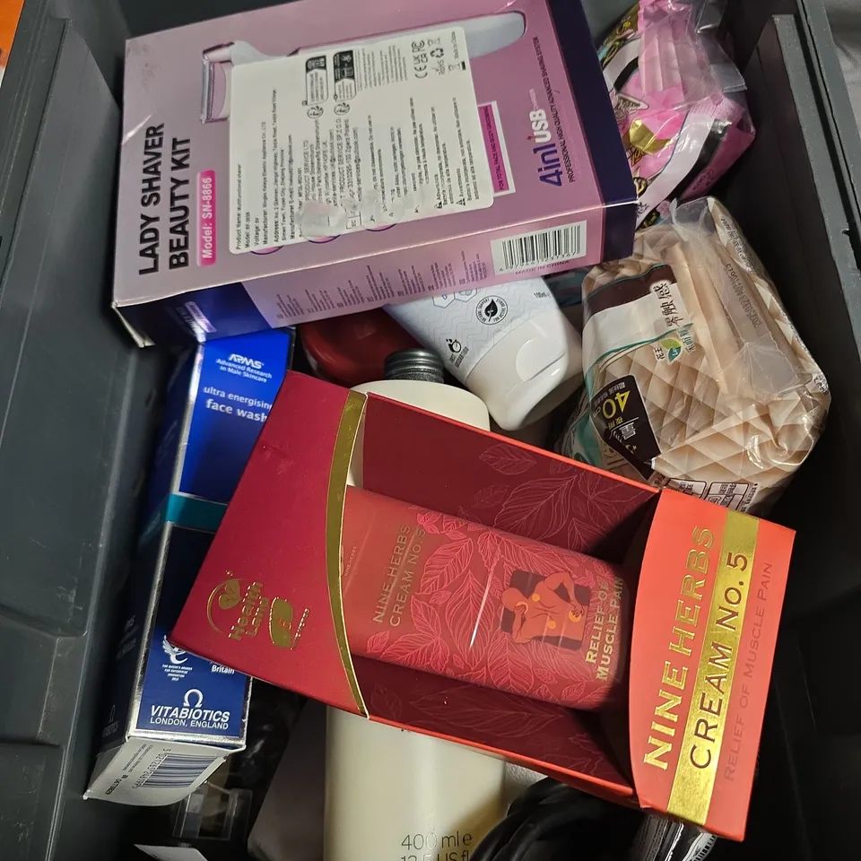 APPROXIMATELY 15 ASSORTED HEALTH AND BEAUTY PRODUCTS INCLUDING ELEMIS MILK BATH , WELLMAN FACE WASH AND FIT KIT MOISTURISER 