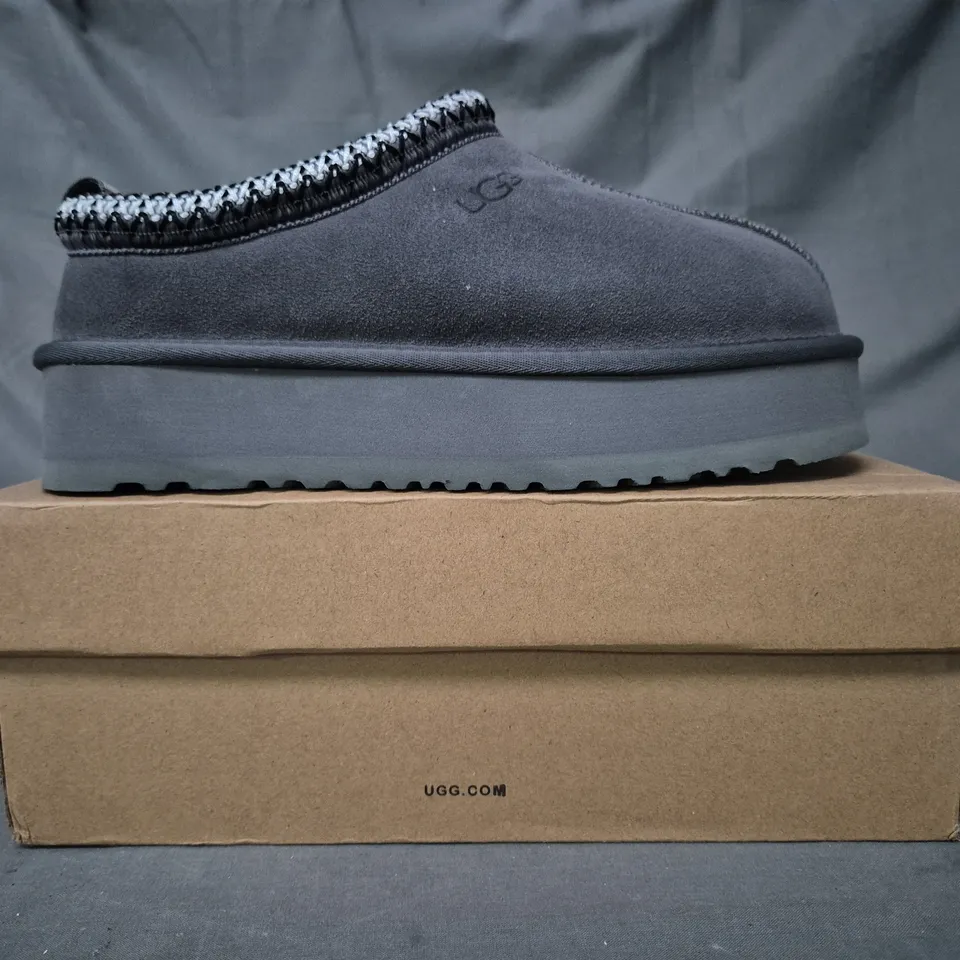 BOXED PAIR OF UGG SHOES IN GREY UK SIZE 7