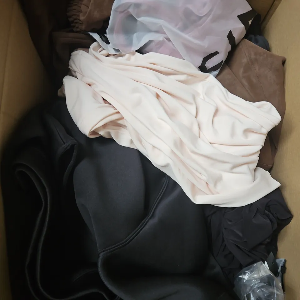 BOX OF APPROXIMATELY 20 ASSORTED CLOTHING ITEMS TO INCLUDE - DRESS, TOPS, TROUSERS, ETC