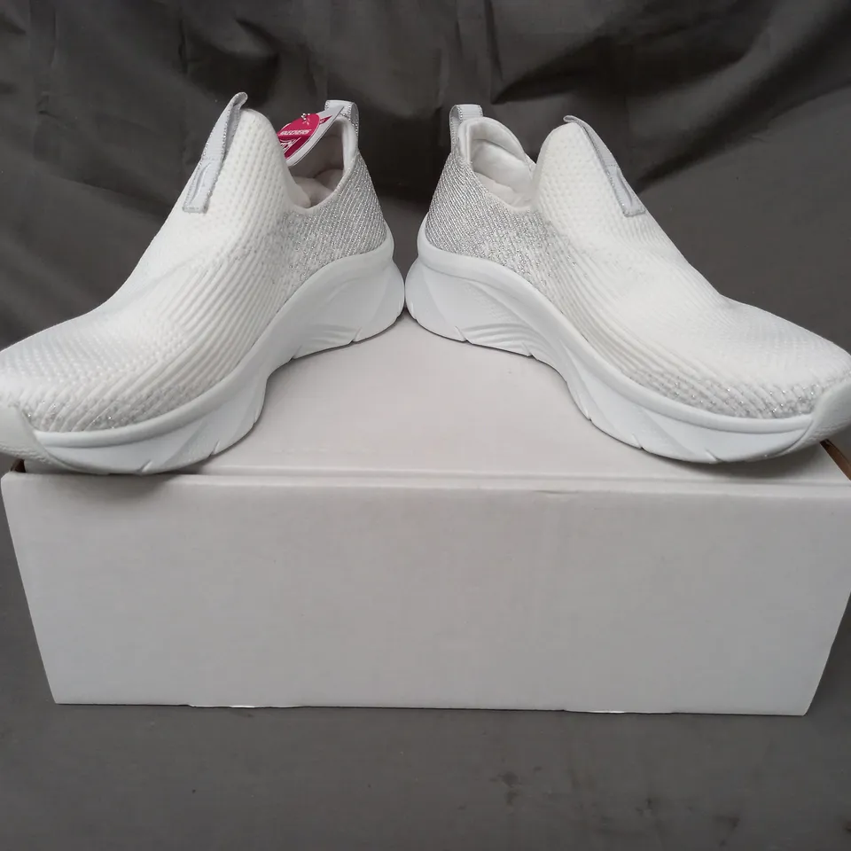 BOXED PAIR OF SKECHERS ARCH FIT TRAINERS IN WHITE SIZE 3.5