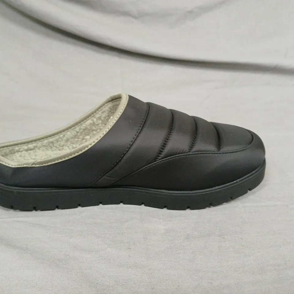 BOXED THE OODIE PUFFY SOFT SLIPPERS IN BLACK, UK 5-6 (EU 38-39)