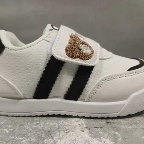 BOXED PAIR OF UNBRANDED KID'S SHOES IN WHITE/BLACK W. TEDDY BEAR FACE DETAIL SIZE EU 25